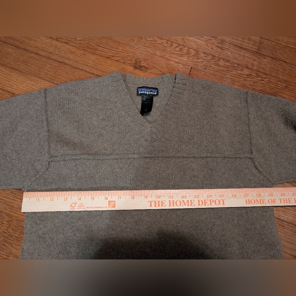 Patagonia 100% Lambswool V-Neck Sweater in Olive Green, Men's M - Picture 4 of 5